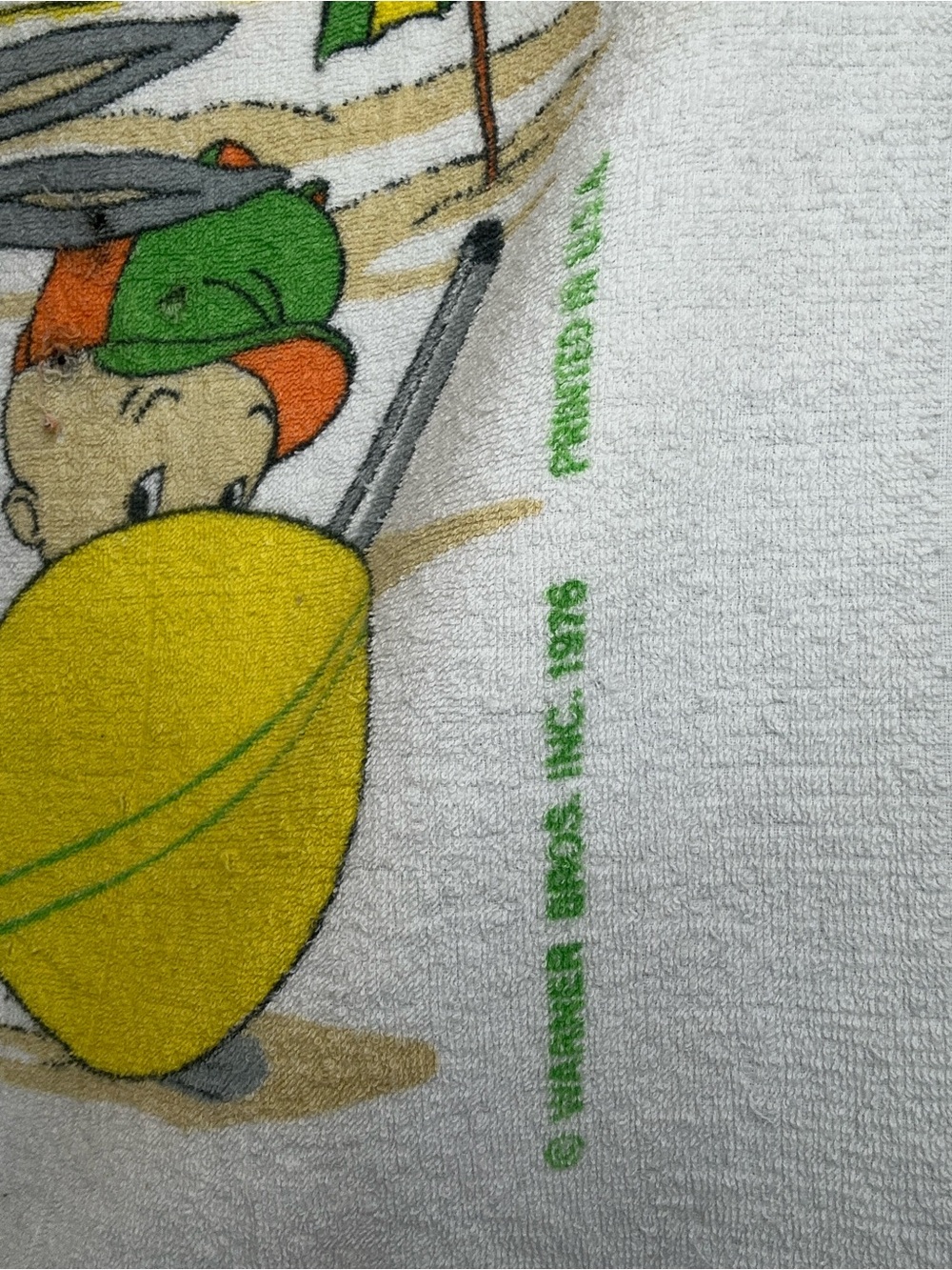 Vintage 1978 Bugs Bunny & Elmer Fudd Beach Towel - White with Yellow & Green - Picture 4 of 7